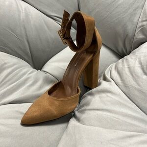 Shoe land pointed toe heels
